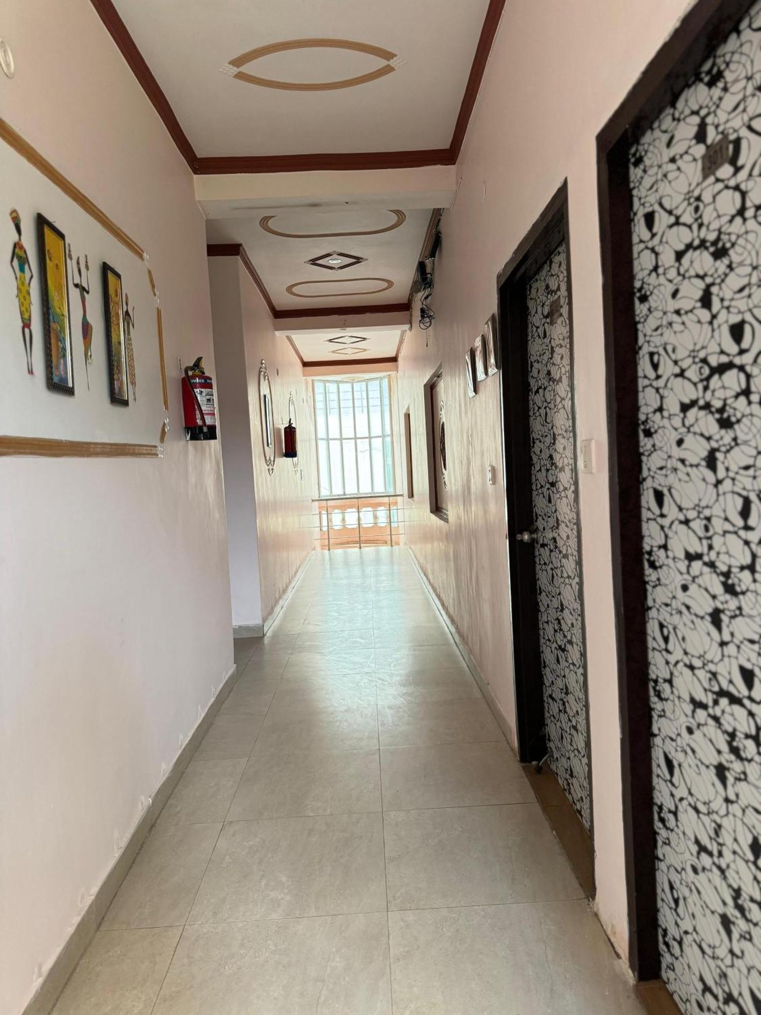 רישיקש Sattva Cafe And Motel מראה חיצוני תמונה