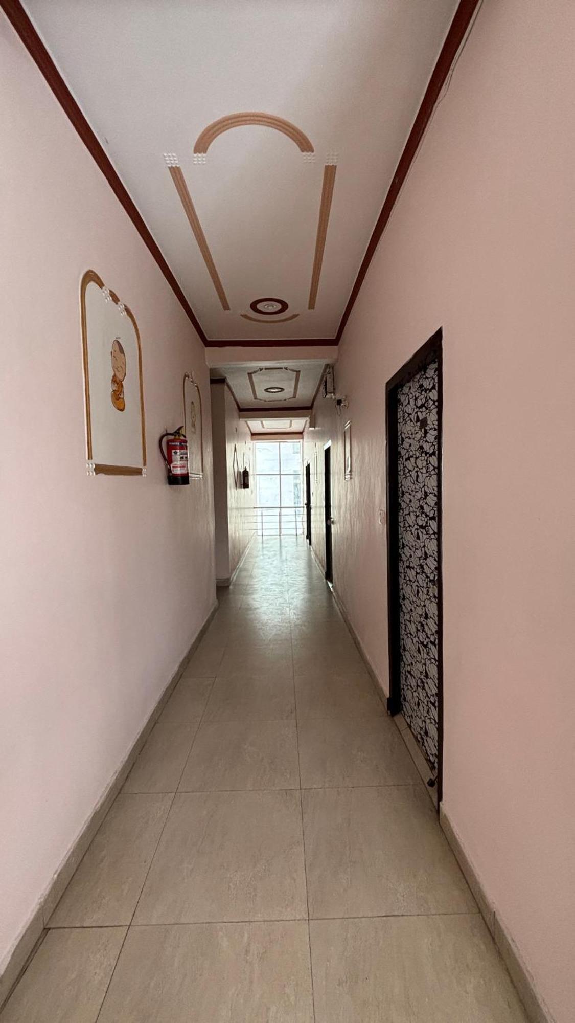 רישיקש Sattva Cafe And Motel מראה חיצוני תמונה