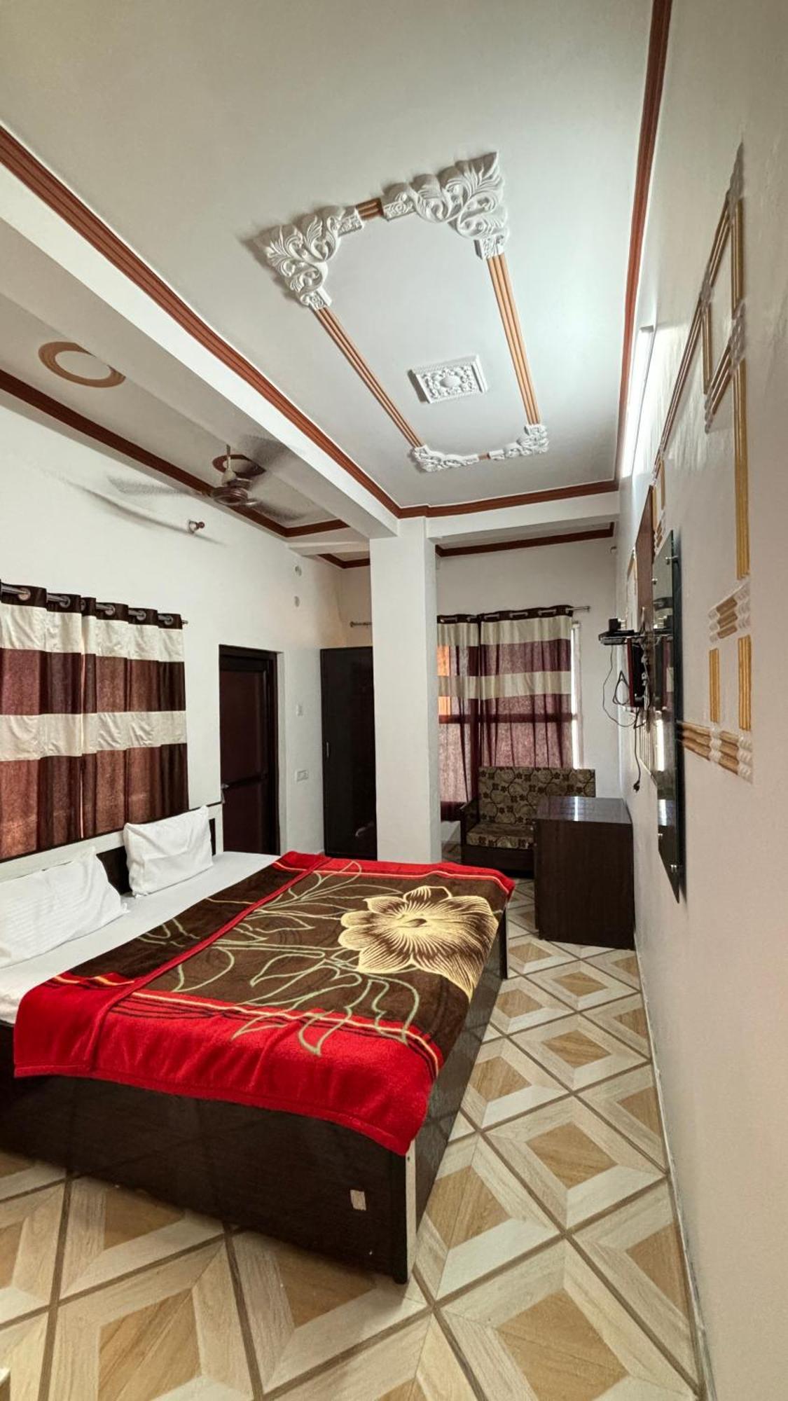 רישיקש Sattva Cafe And Motel מראה חיצוני תמונה