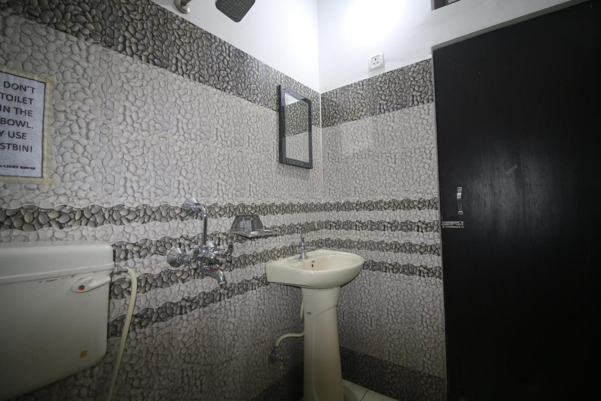 רישיקש Sattva Cafe And Motel מראה חיצוני תמונה